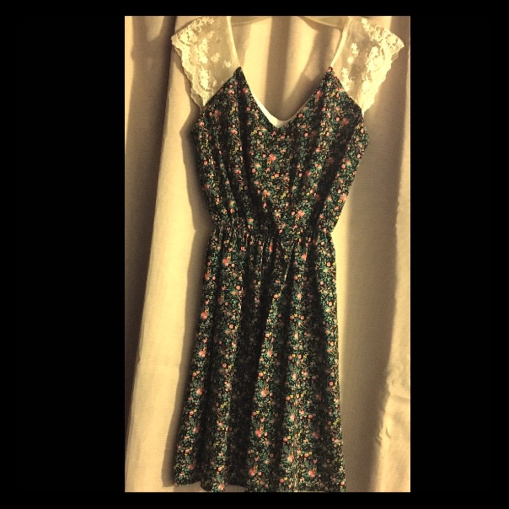COPY - MAKE AN OFFER‼️Gilly Floral Juniors Dress S
